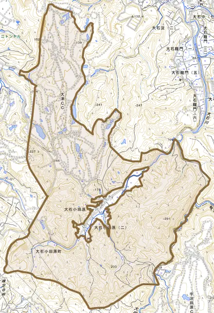 大石小田原町とその周辺の地図。町の範囲を重ねている