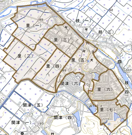 里とその周辺の地図。町の範囲を重ねている