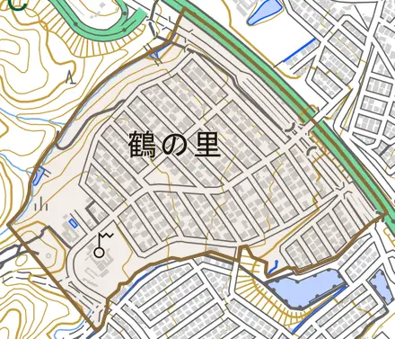 鶴の里とその周辺の地図。町の範囲を重ねている