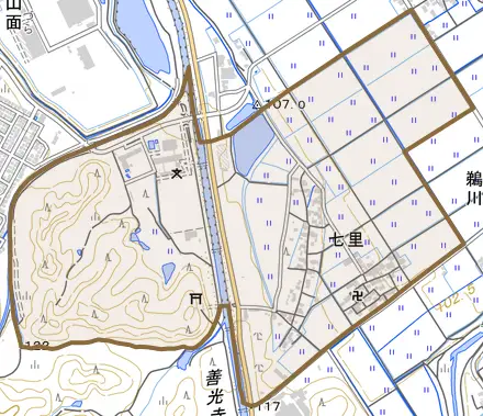大字七里とその周辺の地図。町の範囲を重ねている