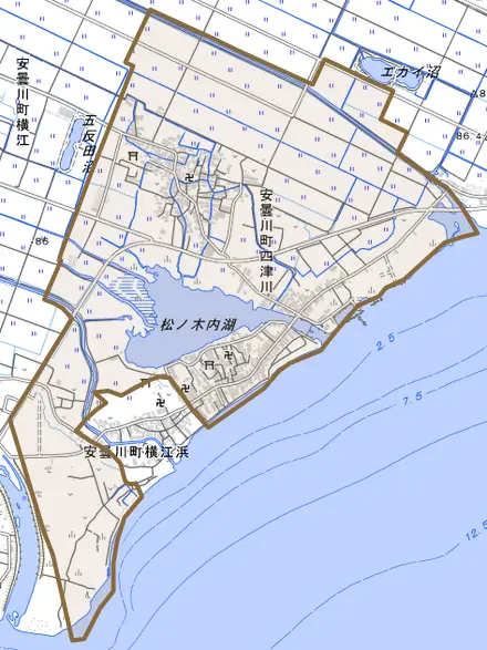 安曇川町四津川とその周辺の地図。町の範囲を重ねている