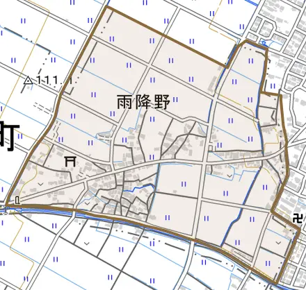 大字雨降野とその周辺の地図。町の範囲を重ねている