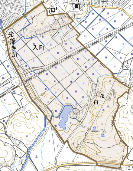 入町とその周辺の地図。町の範囲を重ねている