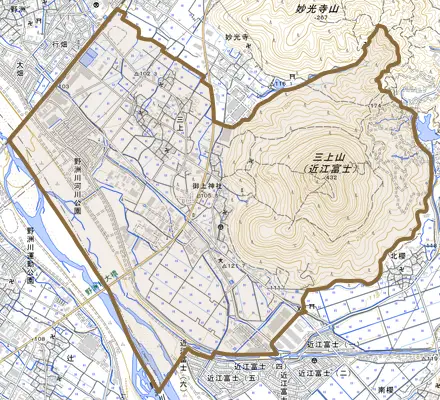 三上とその周辺の地図。町の範囲を重ねている