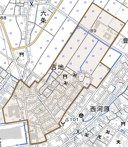 吉地とその周辺の地図。町の範囲を重ねている
