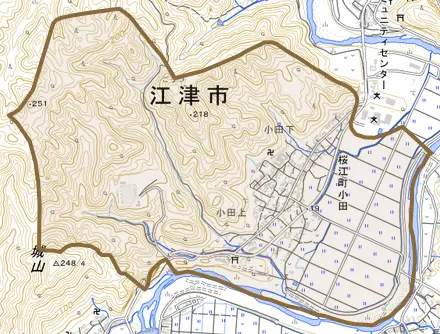 桜江町小田とその周辺の地図。町の範囲を重ねている