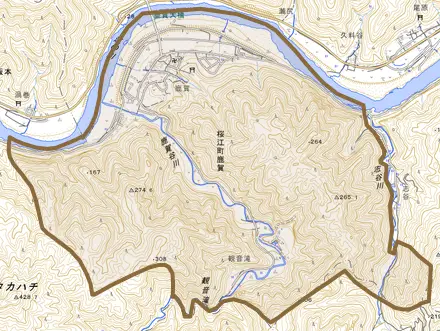 桜江町鹿賀とその周辺の地図。町の範囲を重ねている