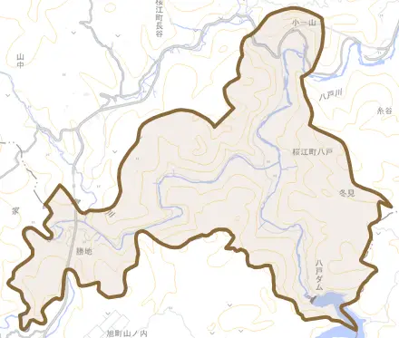 桜江町八戸とその周辺の地図。町の範囲を重ねている