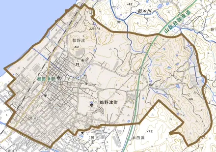 都野津町とその周辺の地図。町の範囲を重ねている