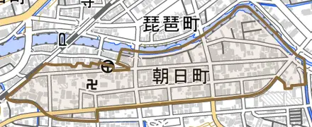 朝日町とその周辺の地図。町の範囲を重ねている
