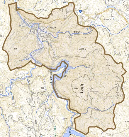 河内町とその周辺の地図。町の範囲を重ねている