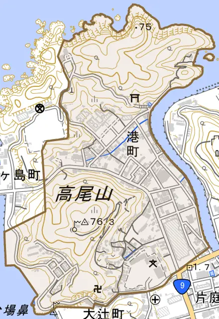 港町とその周辺の地図。町の範囲を重ねている