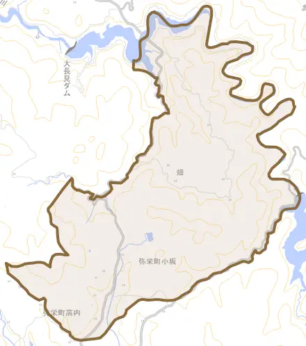 弥栄町小坂とその周辺の地図。町の範囲を重ねている