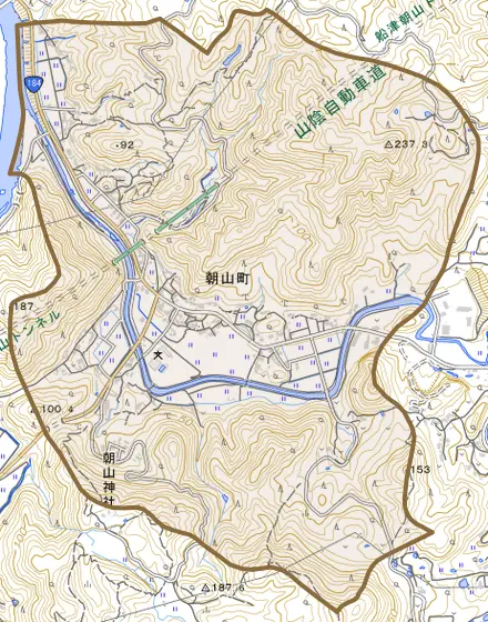 朝山町とその周辺の地図。町の範囲を重ねている