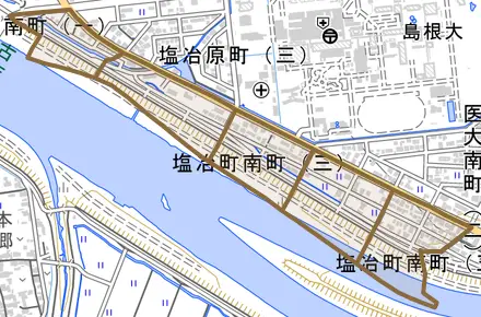 塩冶町南町とその周辺の地図。町の範囲を重ねている