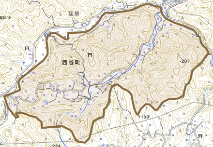 西谷町とその周辺の地図。町の範囲を重ねている