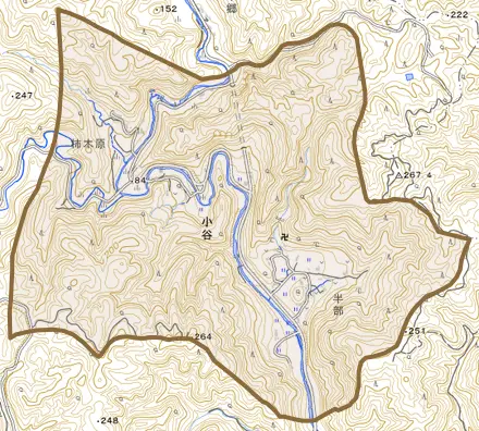 大字小谷とその周辺の地図。町の範囲を重ねている