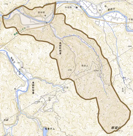 美都町朝倉とその周辺の地図。町の範囲を重ねている