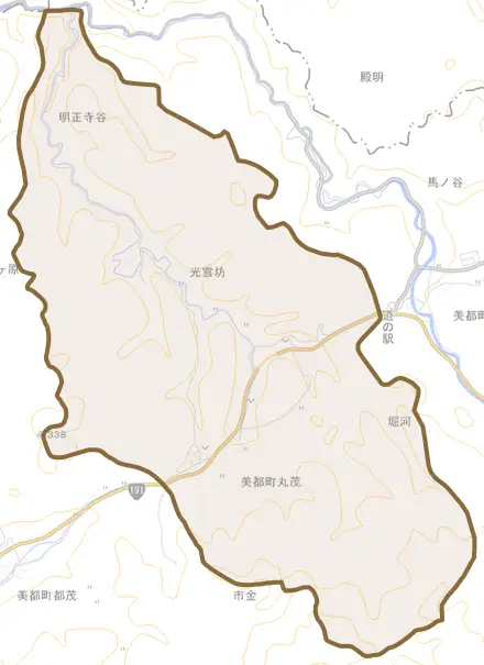 美都町丸茂とその周辺の地図。町の範囲を重ねている