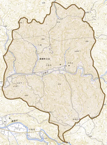 美都町三谷とその周辺の地図。町の範囲を重ねている