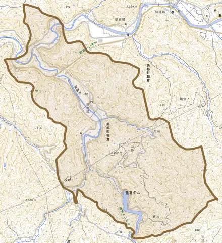 美都町笹倉とその周辺の地図。町の範囲を重ねている