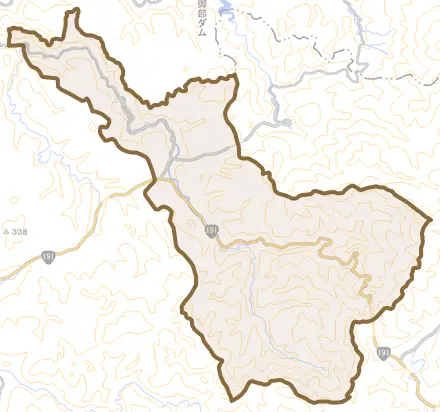 美都町宇津川とその周辺の地図。町の範囲を重ねている