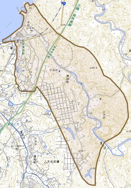 津田町とその周辺の地図。町の範囲を重ねている