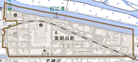 東朝日町とその周辺の地図。町の範囲を重ねている
