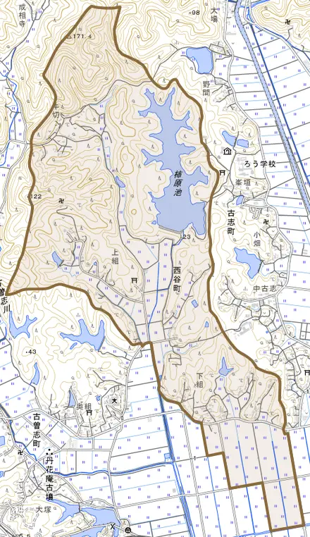 西谷町とその周辺の地図。町の範囲を重ねている