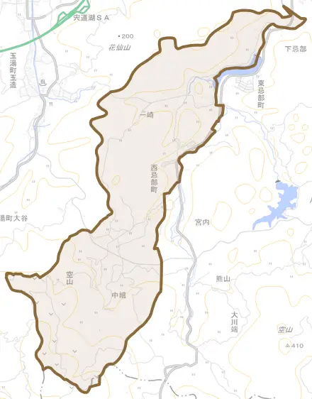 西忌部町とその周辺の地図。町の範囲を重ねている