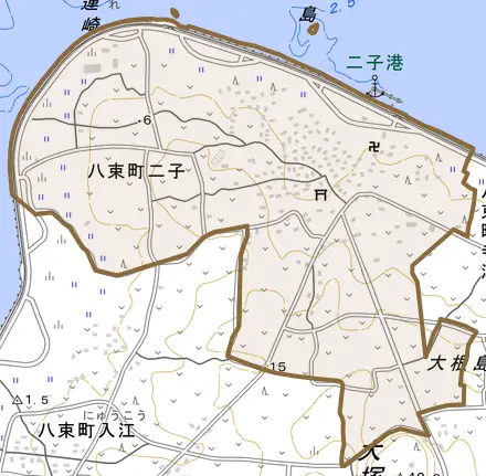 八束町二子とその周辺の地図。町の範囲を重ねている