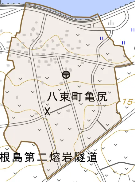 八束町亀尻とその周辺の地図。町の範囲を重ねている