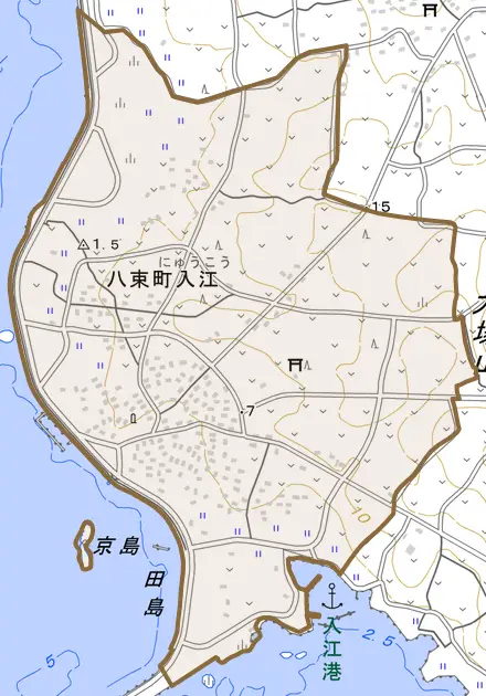 八束町入江とその周辺の地図。町の範囲を重ねている