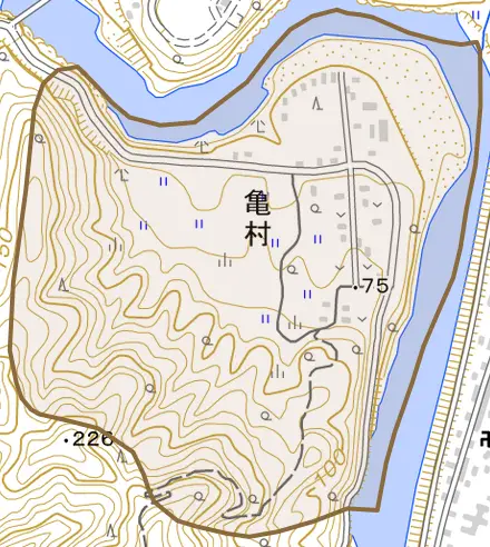 亀村とその周辺の地図。町の範囲を重ねている