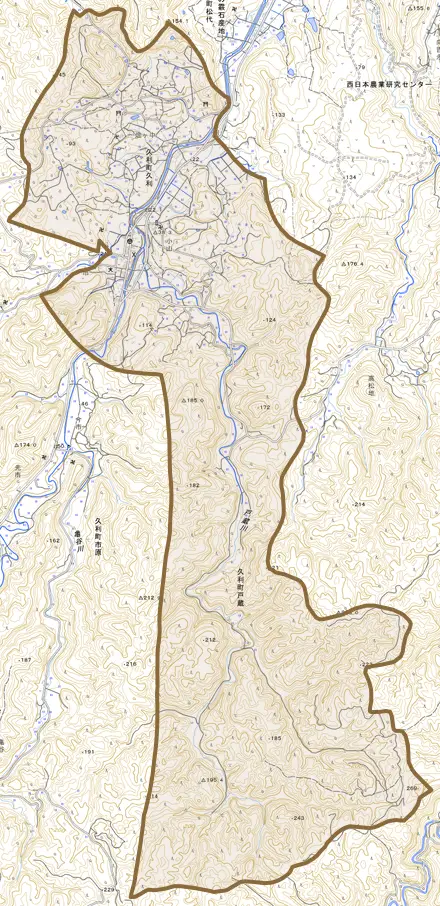 久利町久利とその周辺の地図。町の範囲を重ねている