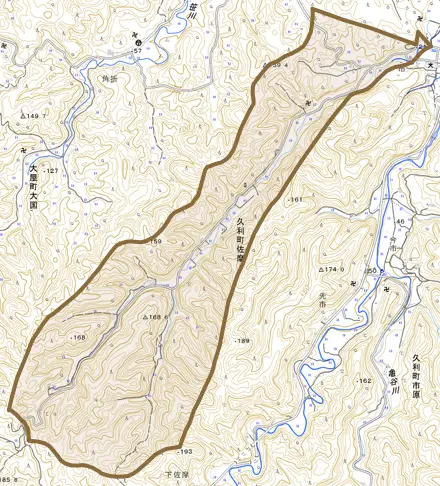 久利町佐摩とその周辺の地図。町の範囲を重ねている
