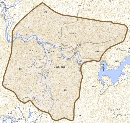 大田町野城とその周辺の地図。町の範囲を重ねている