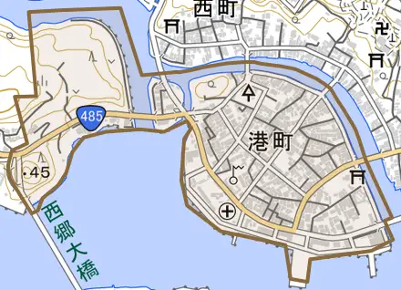 港町とその周辺の地図。町の範囲を重ねている