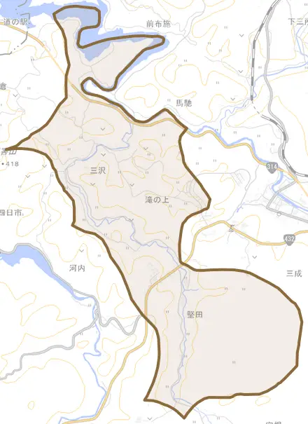 三沢とその周辺の地図。町の範囲を重ねている