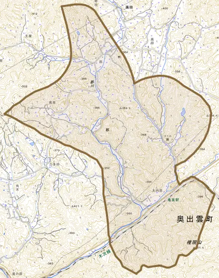 郡とその周辺の地図。町の範囲を重ねている