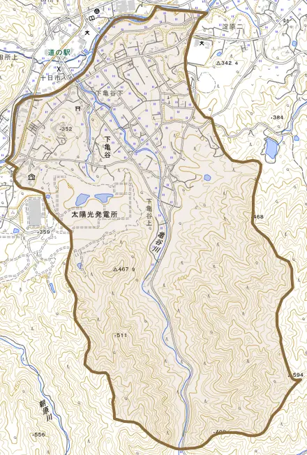 下亀谷とその周辺の地図。町の範囲を重ねている
