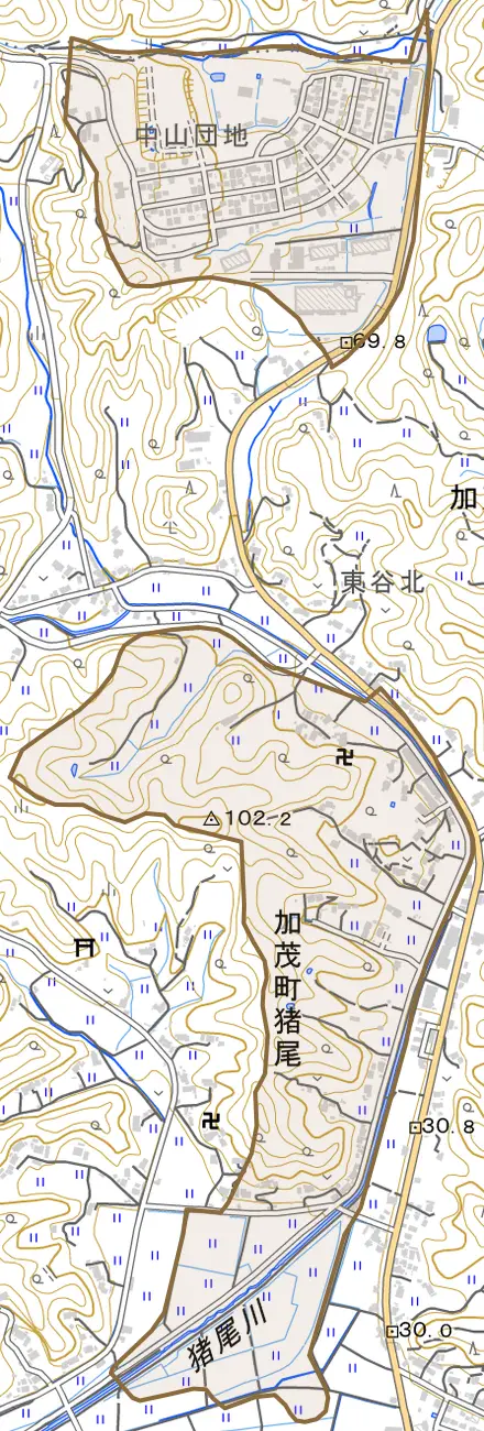 加茂町猪尾とその周辺の地図。町の範囲を重ねている