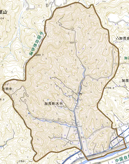 加茂町大竹とその周辺の地図。町の範囲を重ねている