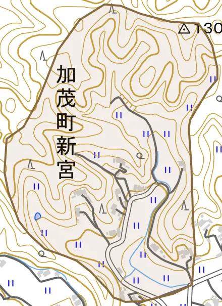 加茂町新宮とその周辺の地図。町の範囲を重ねている