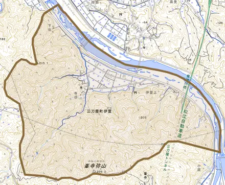 三刀屋町伊萱とその周辺の地図。町の範囲を重ねている