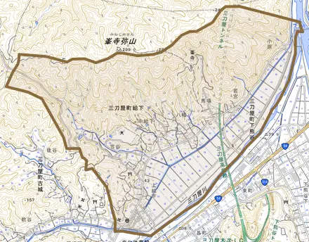 三刀屋町給下とその周辺の地図。町の範囲を重ねている