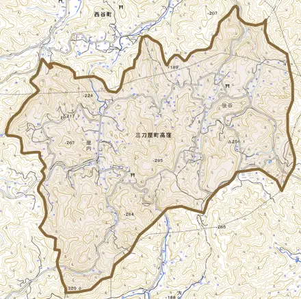 三刀屋町高窪とその周辺の地図。町の範囲を重ねている