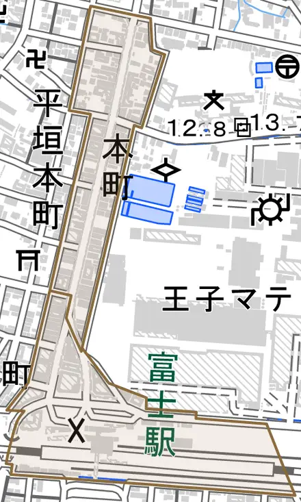 本町とその周辺の地図。町の範囲を重ねている