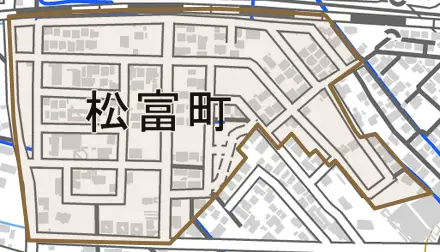 松富町とその周辺の地図。町の範囲を重ねている