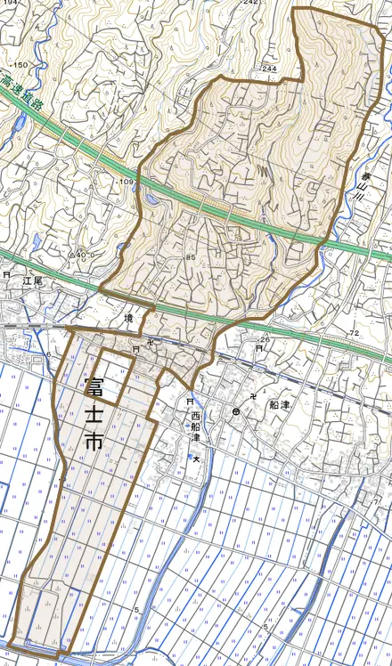 境とその周辺の地図。町の範囲を重ねている